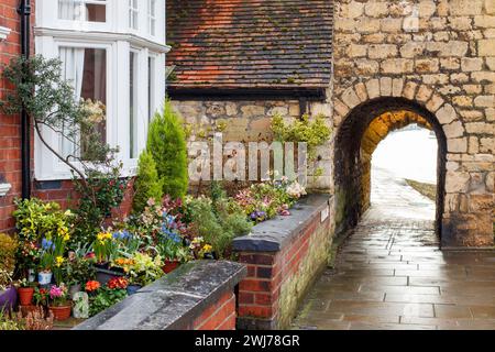 Der Newport Arch und die Straße nach Bailgate im oberen Bereich von Lincoln. Newport Arch ist ein römisches Tor aus dem 3. Jahrhundert in Lincoln, Lincolnshire. Es handelt sich um ein Scheduled Monument und ein denkmalgeschütztes Gebäude, das angeblich der älteste Bogen im Vereinigten Königreich ist, der noch vom Verkehr genutzt wird. Stockfoto