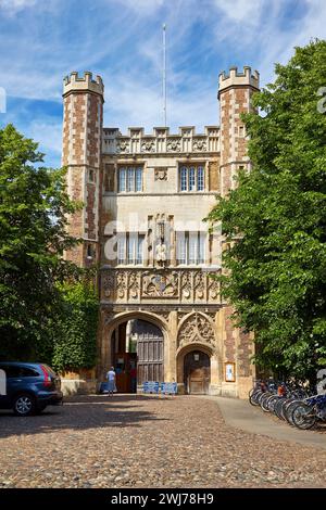 Cambridge, Vereinigtes Königreich - 26. Juni 2010: Great Gate, der Haupteingang des Trinity College mit der Statue von Heinrich VIII. Und den Wappen Stockfoto