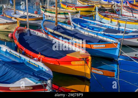 Reihen farbenfroher Ruderboote, genannt „Pointus“. Als Fischerboote genutzt und heute auch von Familien genutzt. Hier liegt der malerische Port Lympia in Nizza. Stockfoto
