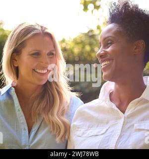 Zwei Lächelnde Reife Weibliche Freundinnen Im Freien Verbringen Zeit Auf Dem Land Zusammen Stockfoto
