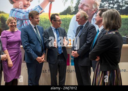 13. Februar 2024, Bayern, Nürnberg: CEM Özdemir (3. Von links, Allianz 90/die Grünen), Bundesminister für Ernährung und Landwirtschaft, spricht mit Stefan Hipp (3. Von rechts), geschäftsführender Gesellschafter der Hipp GmbH & Co. Vertrieb KG bei seinem Besuch am Hipp-Stand auf der weltweit größten Bio-Lebensmittelmesse Biofach; daneben stehen Katharina Schulze (l-r, Bündnis 90/die Grünen), Vorsitzende der Grünen im Bayerischen landtag, Marcus König (CSU), Oberbürgermeister der Stadt Nürnberg, und Tina Andres, Vorstandsvorsitzende des Bundes Ökologische Lebensmittelwirtschaft (BÖLW). BIOFACH wi Stockfoto