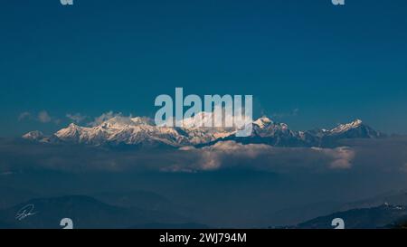 Kanchenjunga, der dritthöchste Gipfel der Welt, erhebt sich über den Himalaya und verlangt Respekt und Ehrfurcht Stockfoto