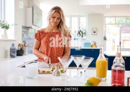 Reife Frau In Küche Zu Hause Bereitet Zutaten Für Hausgemachte Cocktails Vor Stockfoto