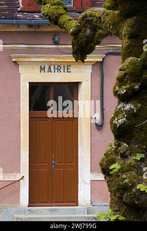 Tür mit der Aufschrift „Mairie“ für das Rathaus in Bourgogne, Frankreich Stockfoto