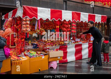 London. UK- 02.11.2024. Ein Verkaufsstand, der während der Luna Neujahrsfeier in China Town bunte chinesische Neujahrsdekorationen verkauft. Stockfoto