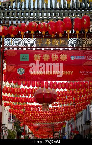 London. UK- 02.11.2024. Happy New Year Banner am Eingang von China Town während der Feier. Stockfoto