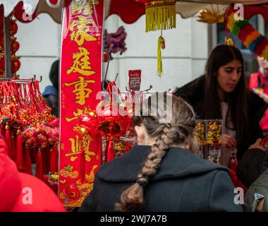 London. UK- 02.11.2024. Nahaufnahme eines Straßenstandes, in dem während der Feier chinesische Neujahrsdekorationen und -Dekorationen verkauft werden. Stockfoto