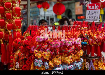 London. UK- 02.11.2024. Wunderschöne, farbenfrohe, kunstvolle chinesische Neujahrsdekorationen und -Dekoration auf einem Straßenstand während des Neujahrsfestes Stockfoto