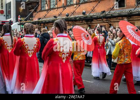 London. UK- 02.11.2024. Eine traditionelle chinesische Tanzgruppe in traditioneller Tanzkleidung bei der Luna Neujahrsparade in China Town. Stockfoto