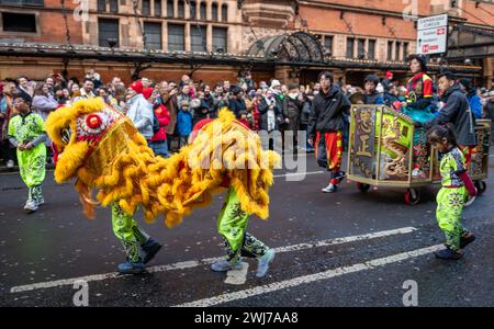 London. UK- 02.11.2024. Eine Löwentanzgruppe mit Kindern, die den Tanz in der chinesischen Neujahrsparade im West End vorführen. Stockfoto