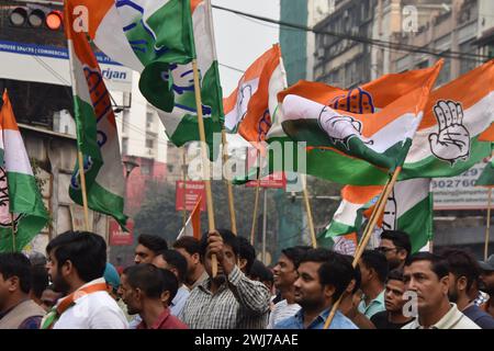 Kalkutta, Westbengalen, Indien. Februar 2024. Der Indische Nationalkongress organisiert einen protestmarsch vom Subodh Mullick Square zum Polizeipräsidium von Kalkutta in Lalbazar, in dem vermeintliche Unruhen und Vergewaltigungen von Frauen in Sandeshkhali, Sundarbans, sowie vermeintliche Misserfolge der Polizeiverwaltungen verurteilt werden. Die Partei fordert vehement die Verhaftung von Shaik Shajahan, einem Vorsitzenden des Trinamool-Kongresses, und anderen TMC-Mitgliedern, die an den Vorfällen beteiligt waren. Während auf den Straßen Widerhall von Meinungsverschiedenheiten ertönen, betonen Demonstranten die unmittelbare Notwendigkeit von Gerechtigkeit und Rechenschaftspflicht. Die Rallye unter Stockfoto