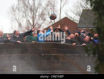 Das Royal Shrovetide Football-Spiel wird seit 1667 zwischen den Dorfbewohnern von Ashbourne in Derbyshire ausgetragen. Die eine Seite wird als Upards und die andere als Downards bezeichnet. Jedes Team versucht, den Ball zurück zu seinem eigenen Tor zu tragen, um zu schießen. Der Bildnachweis sollte lauten: Cameron Smith/Sportimage Credit: Sportimage Ltd/Alamy Live News Stockfoto