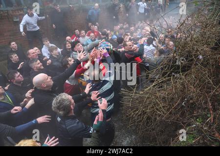 Das Royal Shrovetide Football-Spiel wird seit 1667 zwischen den Dorfbewohnern von Ashbourne in Derbyshire ausgetragen. Die eine Seite wird als Upards und die andere als Downards bezeichnet. Jedes Team versucht, den Ball zurück zu seinem eigenen Tor zu tragen, um zu schießen. Der Bildnachweis sollte lauten: Cameron Smith/Sportimage Credit: Sportimage Ltd/Alamy Live News Stockfoto