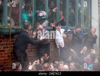 Das Royal Shrovetide Football-Spiel wird seit 1667 zwischen den Dorfbewohnern von Ashbourne in Derbyshire ausgetragen. Die eine Seite wird als Upards und die andere als Downards bezeichnet. Jedes Team versucht, den Ball zurück zu seinem eigenen Tor zu tragen, um zu schießen. Der Bildnachweis sollte lauten: Cameron Smith/Sportimage Credit: Sportimage Ltd/Alamy Live News Stockfoto