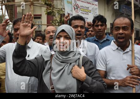 Kalkutta, Westbengalen, Indien. Februar 2024. Der Indische Nationalkongress organisiert einen protestmarsch vom Subodh Mullick Square zum Polizeipräsidium von Kalkutta in Lalbazar, in dem vermeintliche Unruhen und Vergewaltigungen von Frauen in Sandeshkhali, Sundarbans, sowie vermeintliche Misserfolge der Polizeiverwaltungen verurteilt werden. Die Partei fordert vehement die Verhaftung von Shaik Shajahan, einem Vorsitzenden des Trinamool-Kongresses, und anderen TMC-Mitgliedern, die an den Vorfällen beteiligt waren. Während auf den Straßen Widerhall von Meinungsverschiedenheiten ertönen, betonen Demonstranten die unmittelbare Notwendigkeit von Gerechtigkeit und Rechenschaftspflicht. Die Rallye unter Stockfoto