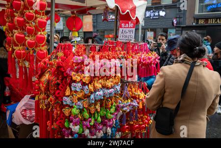 London. UK- 02.11.2024. Besucher und Touristen der chinesischen Neujahrsfeier in China Town kaufen wunderschöne Neujahrsdekorationen und -Dekorationen Stockfoto