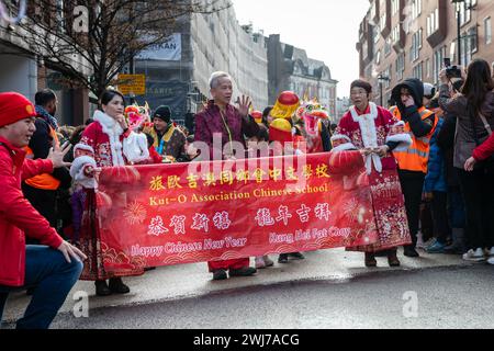 London. UK- 02.11.2024. Mitglieder einer chinesischen Sprachschule, die an der Parade zum chinesischen Neujahrsfest in China Town teilnehmen. Stockfoto