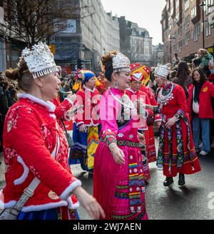 London. UK- 02.11.2024. Eine Gruppe älterer Frauen, die an der Parade des chinesischen Neujahrsfestes teilnehmen, in traditionellen ethnischen Kostümen. Stockfoto