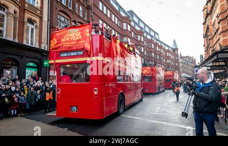 London. UK- 02.11.2024. Die legendären London Route Master Busse bei der chinesischen Neujahrsparade in China Town mit einer riesigen Menschenmenge an der Stree Stockfoto