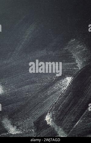 Kochutensilien auf dunklem Hintergrund. Abstrakter Lebensmittelhintergrund. Blick von oben auf einen dunklen rustikalen Küchentisch mit hölzernem Kochlöffel, Rahmen. Banner für Ihren Stockfoto