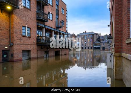 Der Fluss Ouse brach nach starkem Regen über die Ufer (Flussufer unter Hochwasser getaucht, Pub-Gebäude überschwemmt) - York, North Yorkshire, England, Vereinigtes Königreich. Stockfoto