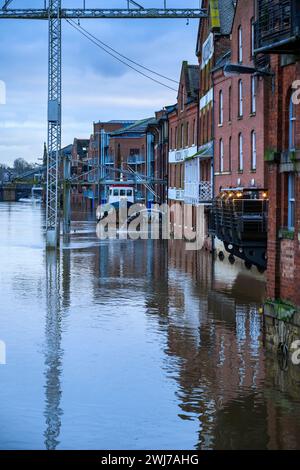 River Ouse brach nach starkem Regen (Flussufer unter Hochwasser getaucht, Gebäude überflutet, Kran) seine Ufer aus - York, North Yorkshire, England Großbritannien. Stockfoto