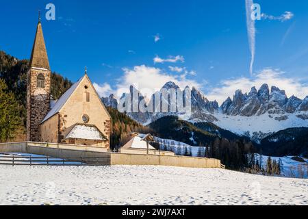 Kirche St. Magdalena mit Geislergruppe im Hintergrund, Dolomiten, Villnoss-Funes, Südtirol, Italien Stockfoto