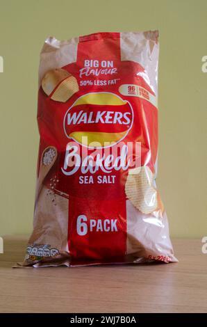 Mehrfachpackung mit Walkers Baked Sea Salt Crisps Stockfoto