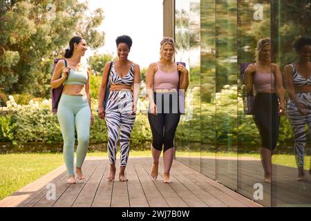 Drei Reife Weibliche Freunde Im Freien In Fitnesskleidung Mit Trainingsmatten Im Fitnessstudio Oder Yoga-Kurs Stockfoto