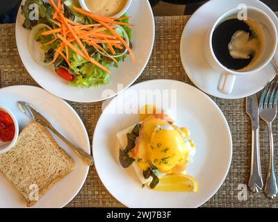 Tisch voll mit verschiedenen frischen Speisen in luxuriösem, modernem Restaurant. Köstliche Gerichte, Aufschnitt, Lachs, Omelette, Gebäck, Säfte, Käse. Lecker und ich Stockfoto