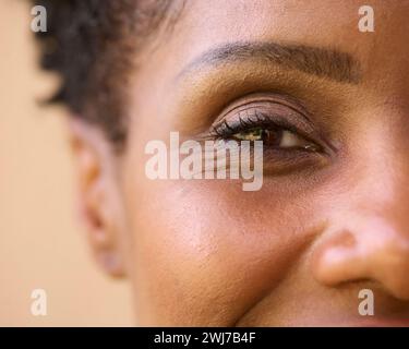 Nahaufnahme Schönheitsprofil Des Auges Der Reifen Frau Vor Natürlichem Hintergrund Stockfoto