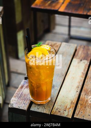 Erfrischender Eistee mit Reifen Pfirsichen. Köstlicher Pfirsicheistee Cuba Libre oder Long Island Eistee Cocktail in Gläsern. Hausgemachte erfrischende Sommer-dri Stockfoto