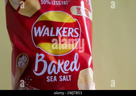 Mehrfachpackung mit Walkers Baked Sea Salt Crisps Stockfoto