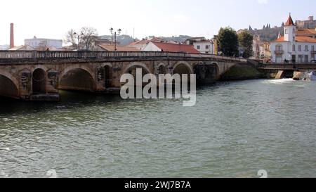 Die alte Brücke Ponte Velha, die größte Steinbrücke Portugals, über den Fluss Nabanus, in der Altstadt Tomar, Portugal Stockfoto