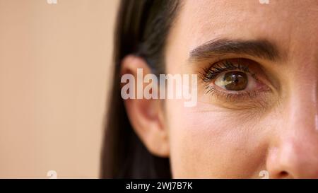 Nahaufnahme Schönheitsprofil Des Auges Der Reifen Frau Vor Natürlichem Hintergrund Stockfoto