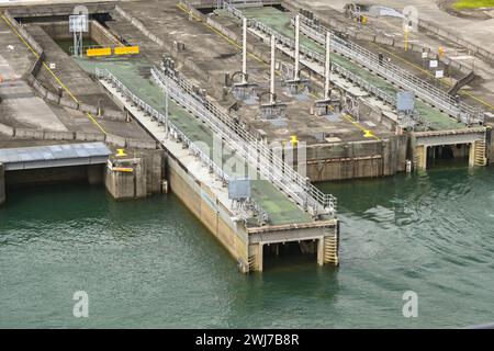 Colon, Panama - 22. Januar 2024: Schweres Stahltor schließt an einer der Schleusen von Agua Clara am Panamakanal Stockfoto