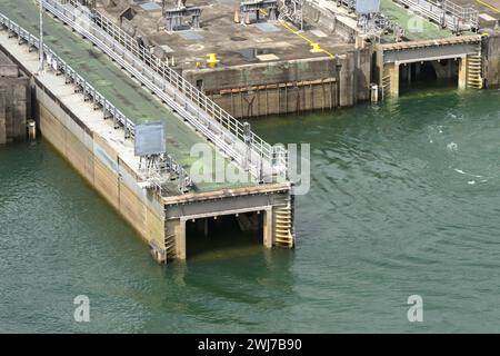 Colon, Panama - 22. Januar 2024: Schweres Stahltor schließt an einer der Schleusen von Agua Clara am Panamakanal Stockfoto