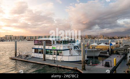 Boote und Yachten im Hafen von Marina del Rey, Kalifornien, bei Sonnenuntergang ankerten Boote am Nachmittag in den Docks in der Nähe von Los Angeles Stockfoto