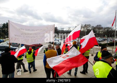 Breslau, Breslau, Polen. Februar 2024. Breslau, 13.02.2024: Bauern trafen sich mit Jacek Protasiewicz, um über die Zukunft des Streiks zu diskutieren. Das Ergebnis dieser Gespräche wird entscheiden, ob die Bauern die Stadt am Donnerstag, den 15. Februar blockieren oder den Streik beenden werden. (Kreditbild: © Krzysztof Zatycki/ZUMA Press Wire) NUR REDAKTIONELLE VERWENDUNG! Nicht für kommerzielle ZWECKE! Stockfoto