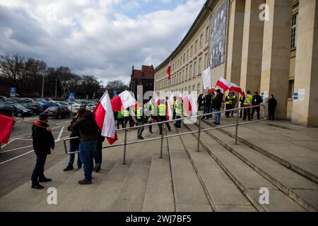 Breslau, Breslau, Polen. Februar 2024. Breslau, 13.02.2024: Bauern trafen sich mit Jacek Protasiewicz, um über die Zukunft des Streiks zu diskutieren. Das Ergebnis dieser Gespräche wird entscheiden, ob die Bauern die Stadt am Donnerstag, den 15. Februar blockieren oder den Streik beenden werden. (Kreditbild: © Krzysztof Zatycki/ZUMA Press Wire) NUR REDAKTIONELLE VERWENDUNG! Nicht für kommerzielle ZWECKE! Stockfoto