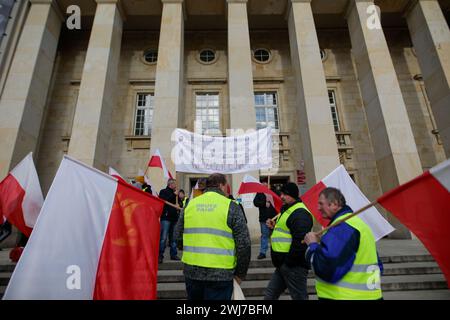 Breslau, Breslau, Polen. Februar 2024. Breslau, 13.02.2024: Bauern trafen sich mit Jacek Protasiewicz, um über die Zukunft des Streiks zu diskutieren. Das Ergebnis dieser Gespräche wird entscheiden, ob die Bauern die Stadt am Donnerstag, den 15. Februar blockieren oder den Streik beenden werden. (Kreditbild: © Krzysztof Zatycki/ZUMA Press Wire) NUR REDAKTIONELLE VERWENDUNG! Nicht für kommerzielle ZWECKE! Stockfoto