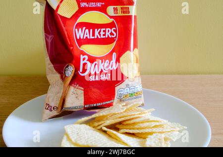 Paket oder Beutel Walkers Baked Sea Salt Chips Stockfoto