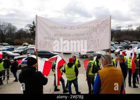 Breslau, Breslau, Polen. Februar 2024. Breslau, 13.02.2024: Bauern trafen sich mit Jacek Protasiewicz, um über die Zukunft des Streiks zu diskutieren. Das Ergebnis dieser Gespräche wird entscheiden, ob die Bauern die Stadt am Donnerstag, den 15. Februar blockieren oder den Streik beenden werden. (Kreditbild: © Krzysztof Zatycki/ZUMA Press Wire) NUR REDAKTIONELLE VERWENDUNG! Nicht für kommerzielle ZWECKE! Stockfoto