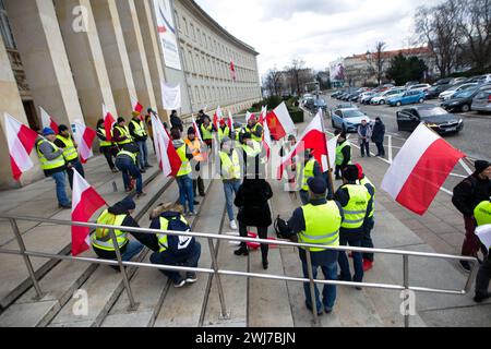 Breslau, Breslau, Polen. Februar 2024. Breslau, 13.02.2024: Bauern trafen sich mit Jacek Protasiewicz, um über die Zukunft des Streiks zu diskutieren. Das Ergebnis dieser Gespräche wird entscheiden, ob die Bauern die Stadt am Donnerstag, den 15. Februar blockieren oder den Streik beenden werden. (Kreditbild: © Krzysztof Zatycki/ZUMA Press Wire) NUR REDAKTIONELLE VERWENDUNG! Nicht für kommerzielle ZWECKE! Stockfoto