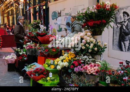 London, UK, 13. Februar 2024. Ein Blumenstand, der eine Reihe von bunten Sträußen und Topfpflanzen auf dem Leadenhall Market verkauft. Es wird geschätzt, dass Briten in diesem Jahr 1,5 Mrd. £ für Valentinstag ausgeben werden. Quelle: Eleventh Photography/Alamy Live News Stockfoto