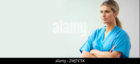 Porträt Der Reiferen Ärztin, Die Im Krankenhaus Peeling Trägt Stockfoto