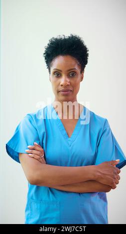Porträt Eines Reiferen Ernsthaften Weiblichen Arztes, Der Scrubs Im Krankenhaus Trägt Stockfoto
