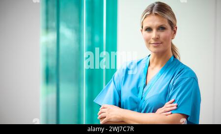 Porträt Einer Ernsten Reiferen Ärztin, Die Im Krankenhaus Peeling Trägt Stockfoto