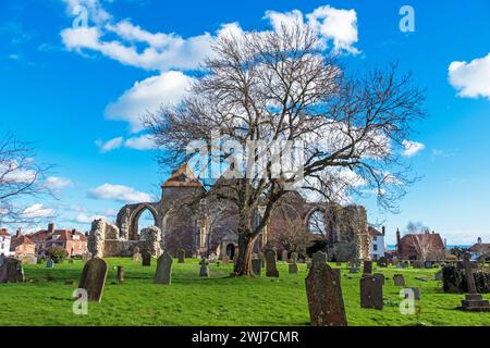 Winchelsea, St. Thomas the Martyr Church, mit dem Meer in der Ferne, East Sussex, Großbritannien Stockfoto