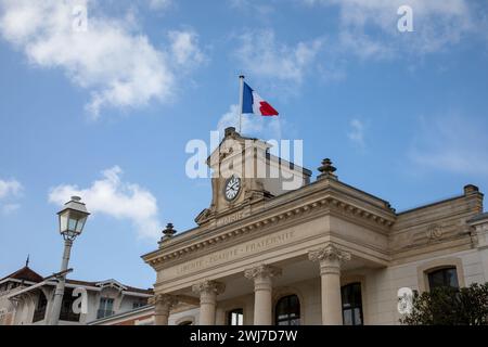 mairie france Textzeichen Uhr auf Fassadengebäude bedeuten Rathaus im Büro frankreich Stockfoto